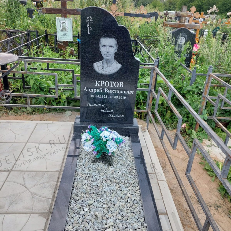 Памятник 10403 в граните габбро